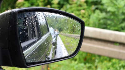 Außenspiegel mit Regentropfen