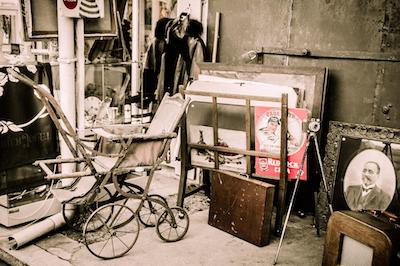 Hofflohmarkt mit altem Kinderwagen und anderem Trödel Hofflohmarkt mit altem Kinderwagen und anderem Trödel