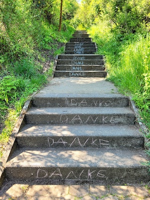 Treppe mit Danke-Schriftzug an den Stoßstufen 