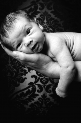 Baby liegt auf einer Hand