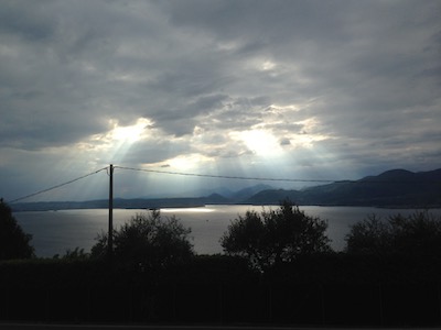 Sonne durchbricht Wolken am Gardasee