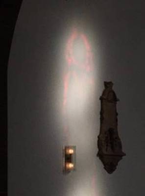 Kirchenfenster scheint auf einer Wand