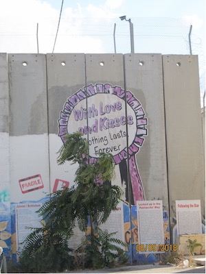 Mauer mit Stacheldraht und Graffiti: With love and kisses, nothing lasts forever