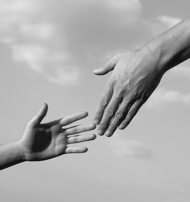 Zwei sich reichende Hände