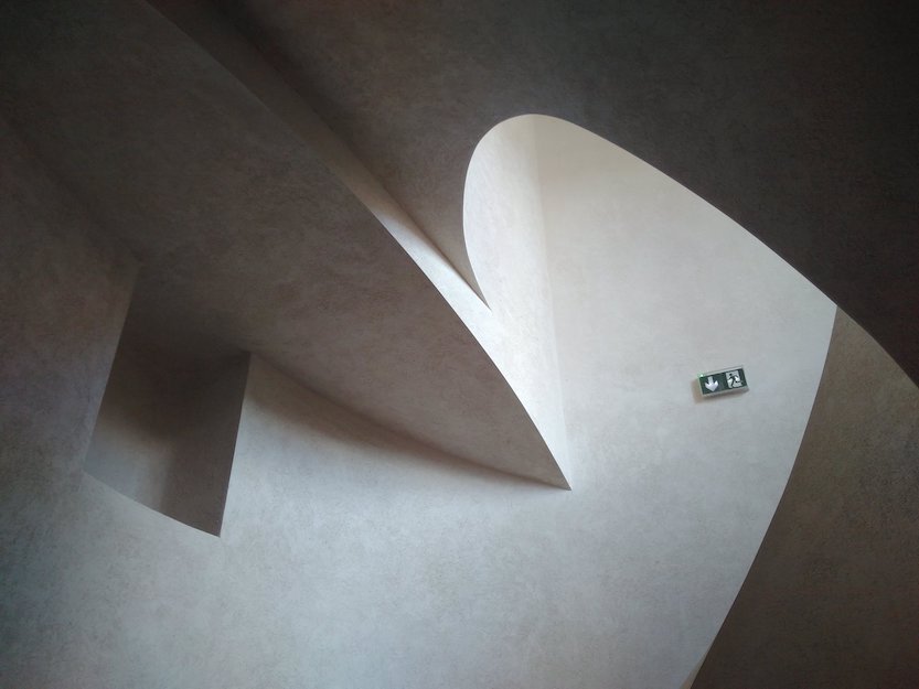 Notausgangsschild an unerwartetem Ort im Raum