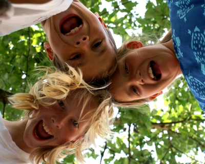 3 begeisterte Kindergesichter