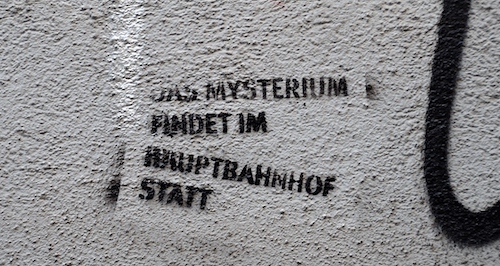 Graffiti Das Mysterim findet im Hauptbahnhof statt