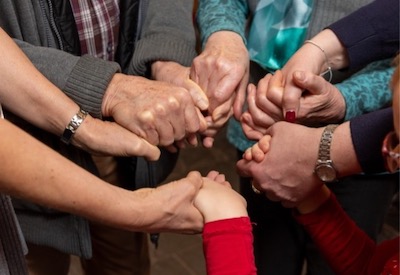 Händereichen im Kreis
