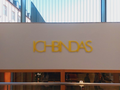 Häuserfassade mit Schriftzug ICHBINDAS