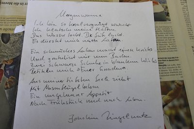 Häuserfassade mit Schriftzug ICHBINDAS Handschriftliche Abschrift des Morgenstern-Gedichts Morgenwonne