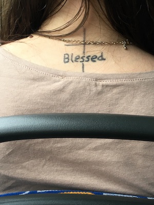 Nacken mit Blessed-Tattoo 