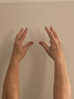 Königholzfiguren auf einem Rettungsring Nach oben gestreckte Hände