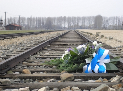 KZ Auschwitz-Birkenau, Bahngleise der Entladerampe, Blumen zum Gedenken