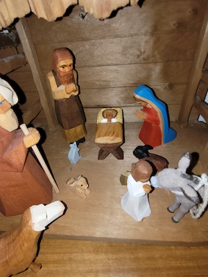 Jahresringe eines abgesägten Baumes Krippe aus Holzfiguren