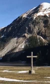 Kreuz am Ufer des Sees