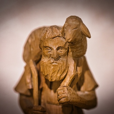 Holzfigur eines Hirten mit Schaf auf der Schulter Holzfigur eines Hirten mit Schaf auf der Schulter