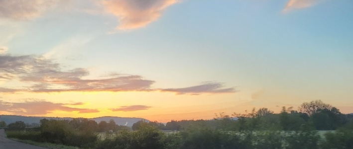 Sonnenuntergang durch zerissenes Netz