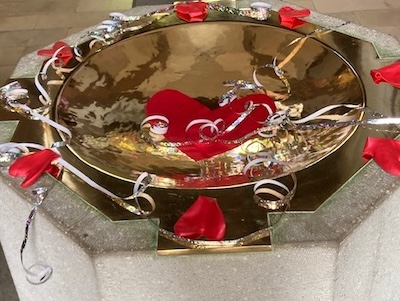 Mit Herzen dekoriertes Taufbecken Mit Herzen dekoriertes Taufbecken