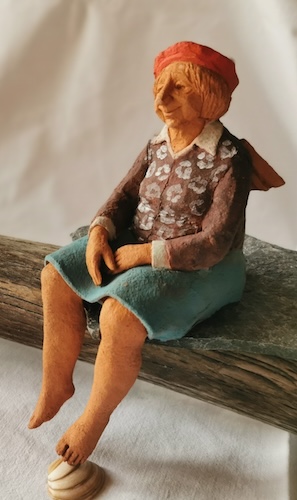 Holzskulptur-Alte Frau sitzt auf einer Bank Holzskulptur-Alte Frau sitzt auf einer Bank