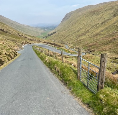 Kurvige Straße in ein Tal