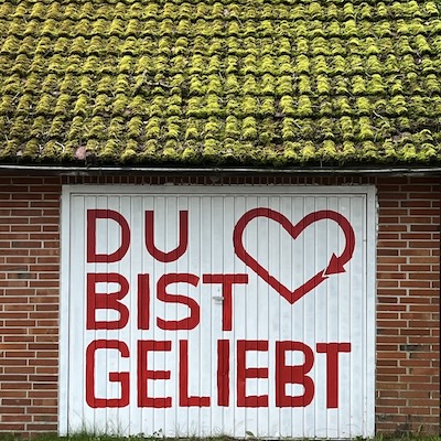 Du bist geliebt - mit Herz aufgemalt auf einem Garagentor