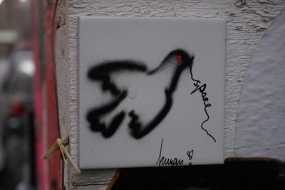 Friedenstaube an einer Häuserwand
