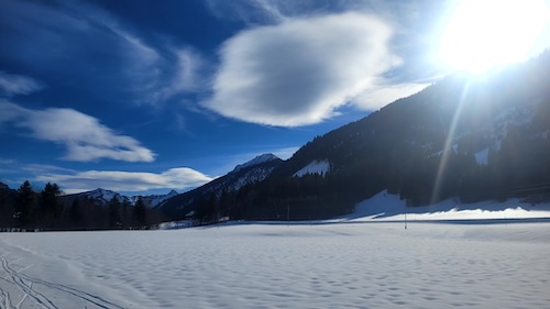 Sonnige Berglandschaft mit Schnee