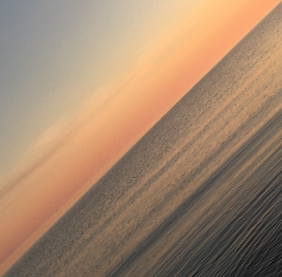 Gekippter Sonnenaufgang am Meer