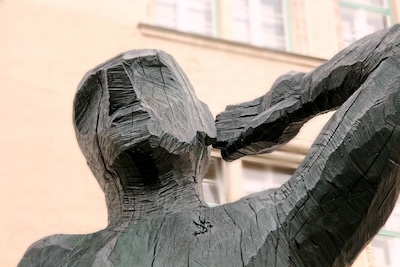 Hörender als Holzskulptur