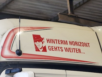 LKW mit Konterfei von Udo Lindenberg und Am Horizont gehts weiter