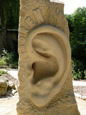 Ohrenstatue aus Stein