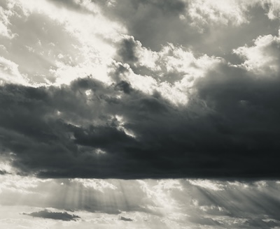 In Hände spritzt frisches Wasser Wolken und Sonne in Schwarz-Weiß