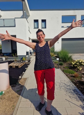 Frau mit offenen Armen