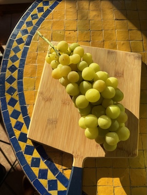 Brett mit Trauben