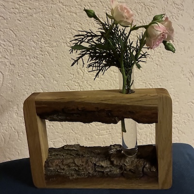 Ein kleines Röschen in einer Holzform Ein kleines Röschen in einer Holzform