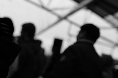 Zusammenstehende Menschen, ein mit Handy