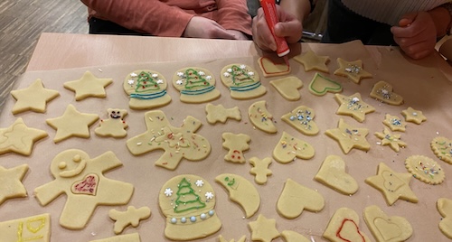 Ausgestochene Plätzchen bemalen Ausgestochene Plätzchen bemalen