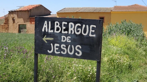 Schild mit Pfeil zur Herberge Jesu