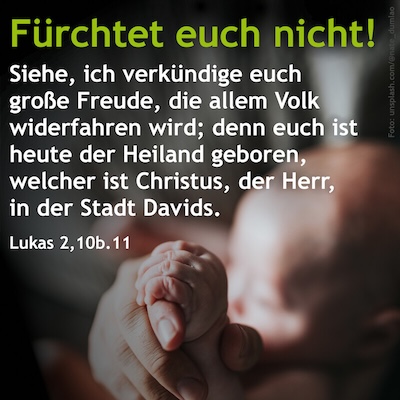 Engelsbotschaft vor Bild mit Erwachsenen- und Baby-Hand