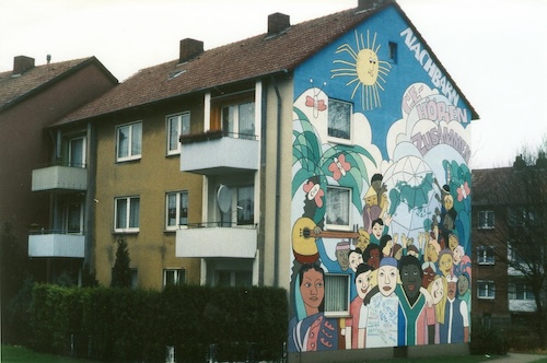 Haus mit Wandbild über globale Nachbarschaft Haus mit Wandbild über globale Nachbarschaft