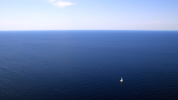Segelboot im blauen Meer