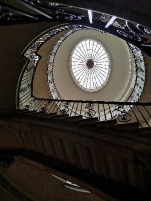 Blick durch ein Treppenhaus zur Glaskuppel Blick durch ein Treppenhaus zur Glaskuppel