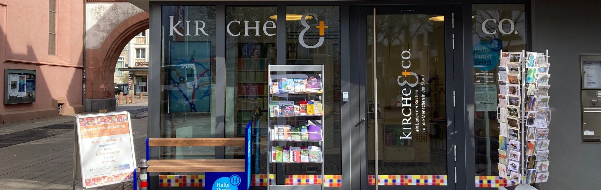 Kirche & Co. Laden mit Bank